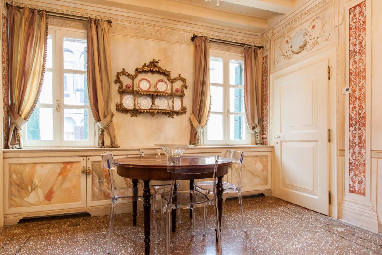 Explore From A Sophisticated Hideaway In San Polo Venecia